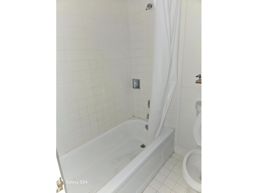 Corner unit 2 Bedroom, 2 Bathroom unit. Large bedrooms. 55+ - photo 13