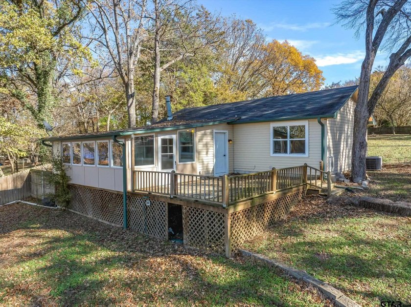 Stunning Waterfront property on Lake Winnsboro! This 2 bed, 1 - photo 14