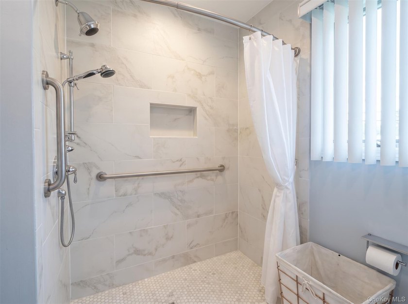 Welcome to this beautifully maintained and expanded split-level - photo 15