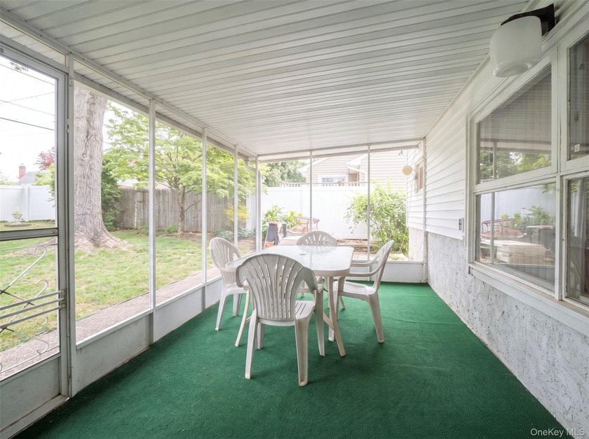 Welcome to this beautifully maintained and expanded split-level - photo 20