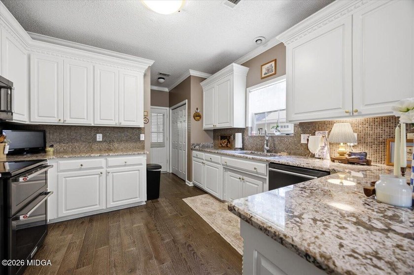 Charming, move-in ready 2-bedroom, 2-bath patio home overlooking - photo 6