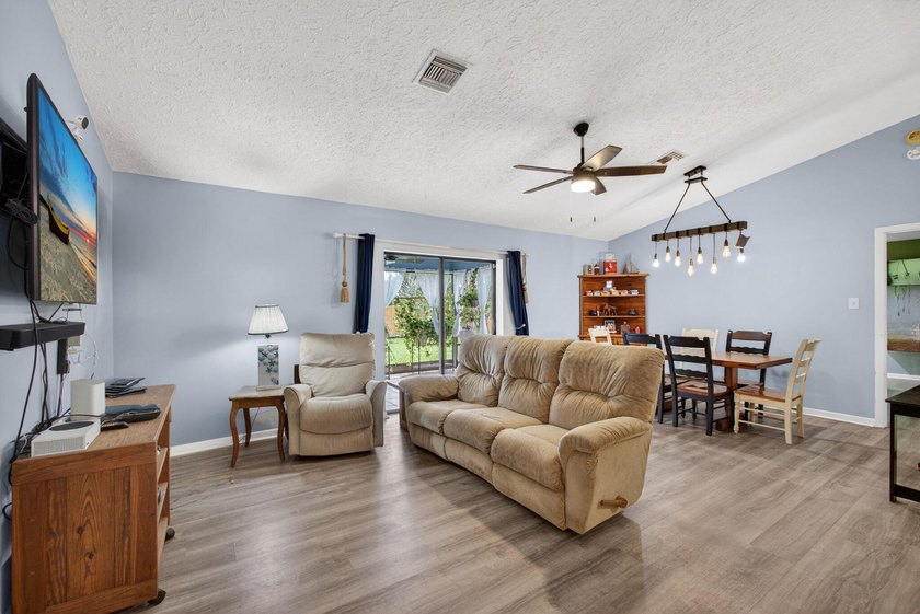 Welcome to this charming single-story residence in Port st Lucie - photo 11