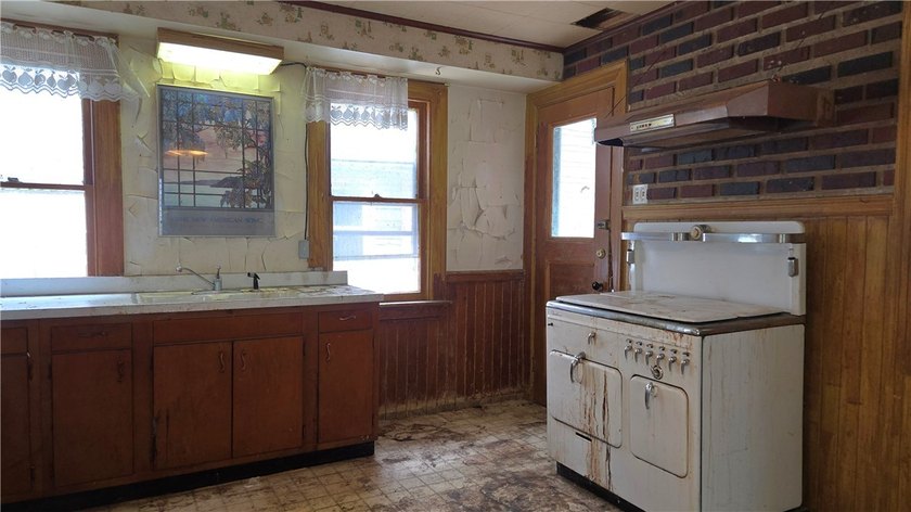 Attention Investors, Flippers, and Historic Home Lovers! - photo 6