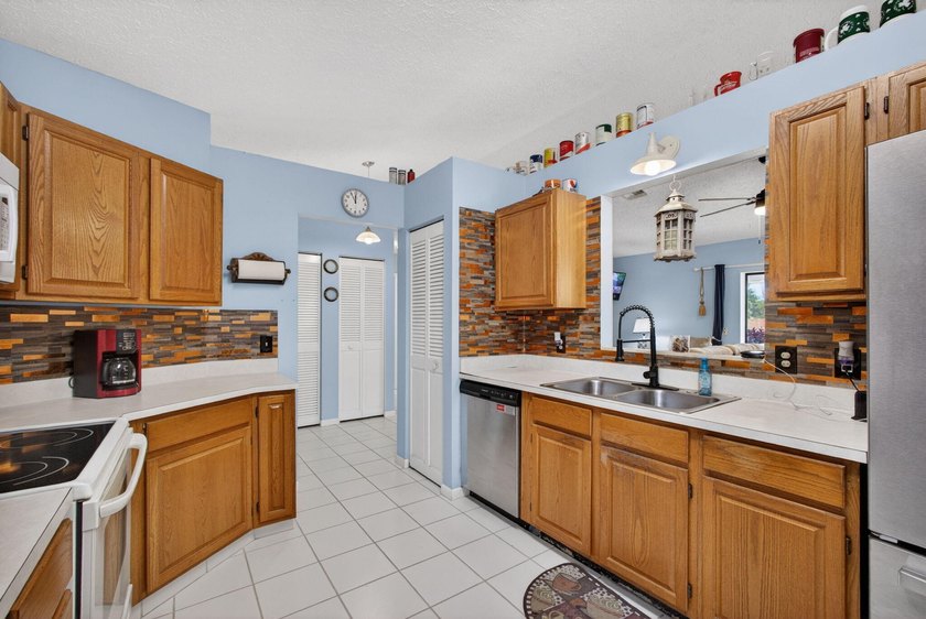 Welcome to this charming single-story residence in Port st Lucie - photo 22