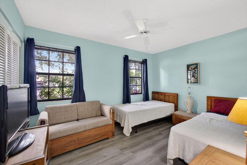 Welcome to this charming single-story residence in Port st Lucie - photo 38