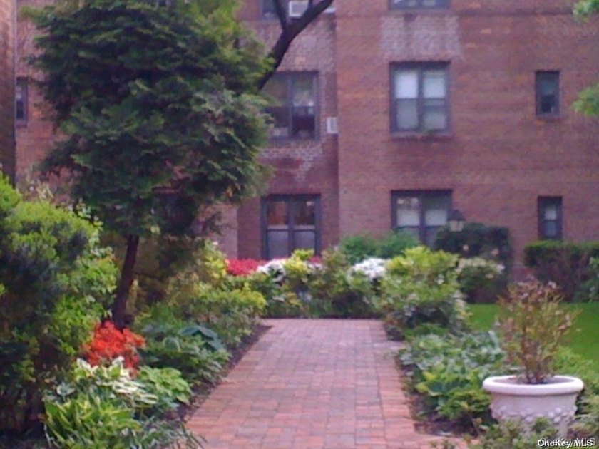 Welcome To The Village of Great Neck Plaza. The Building - photo 2