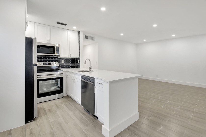 Beautifully updated 2-bedroom, 2-bathroom residence renovated in - photo 11