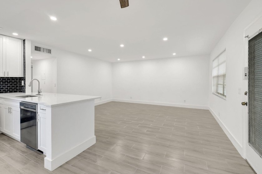 Beautifully updated 2-bedroom, 2-bathroom residence renovated in - photo 14