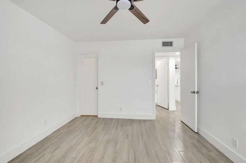 Beautifully updated 2-bedroom, 2-bathroom residence renovated in - photo 16