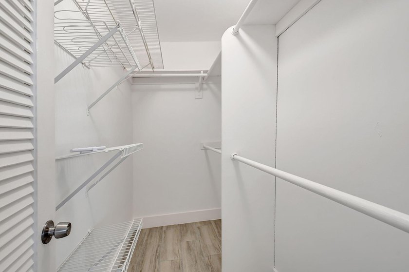 Beautifully updated 2-bedroom, 2-bathroom residence renovated in - photo 17