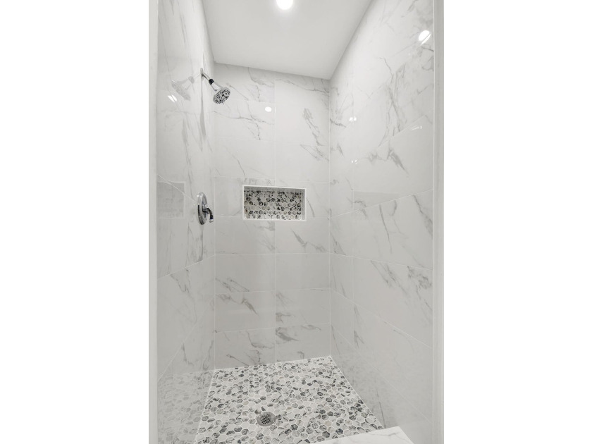 Beautifully updated 2-bedroom, 2-bathroom residence renovated in - photo 19