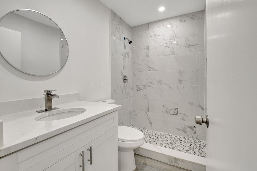 Beautifully updated 2-bedroom, 2-bathroom residence renovated in - photo 21