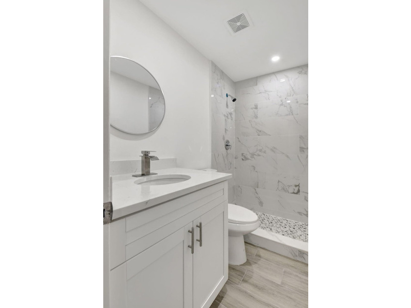 Beautifully updated 2-bedroom, 2-bathroom residence renovated in - photo 22
