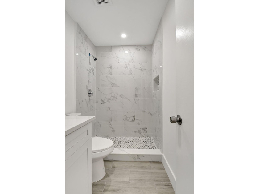 Beautifully updated 2-bedroom, 2-bathroom residence renovated in - photo 23
