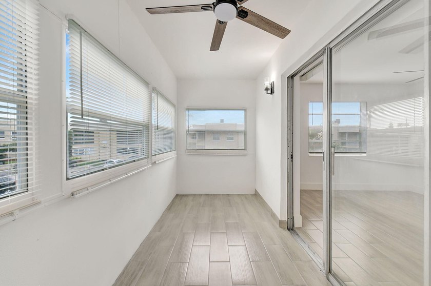 Beautifully updated 2-bedroom, 2-bathroom residence renovated in - photo 27