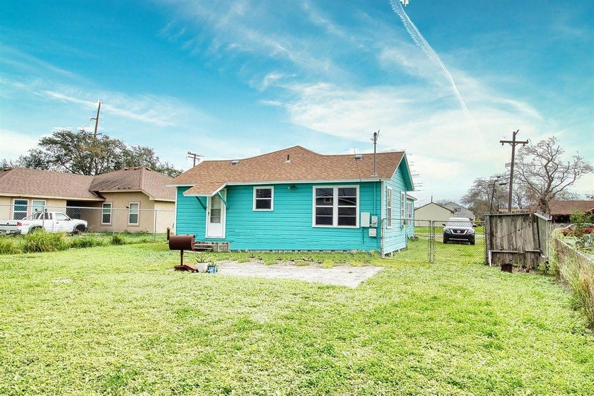 Welcome to this well-maintained 3-bedroom, 2-bath home that - photo 4