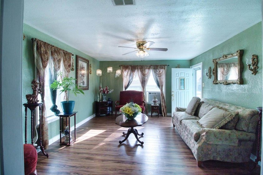 Welcome to this well-maintained 3-bedroom, 2-bath home that - photo 5