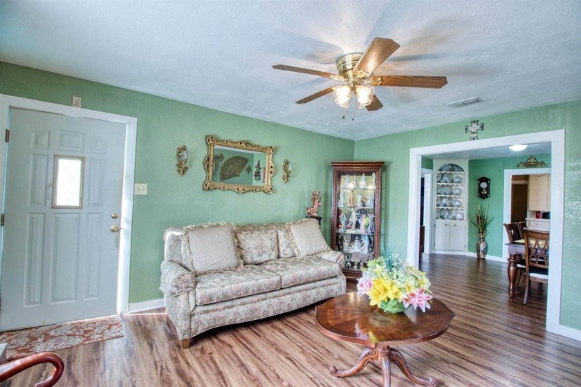 Welcome to this well-maintained 3-bedroom, 2-bath home that - photo 6
