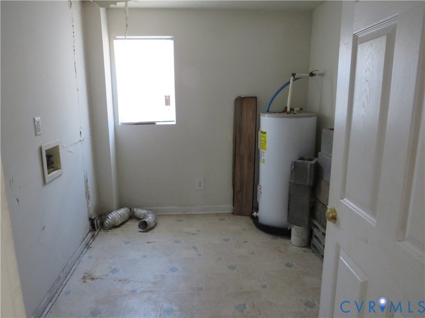 This 2-story, 3-4-bedroom 3 full bath house is a wonderful Handy - photo 12
