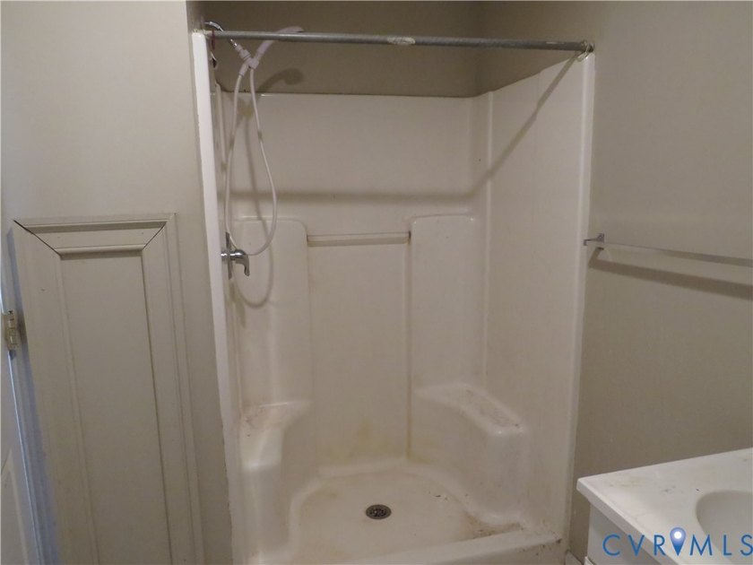 This 2-story, 3-4-bedroom 3 full bath house is a wonderful Handy - photo 13