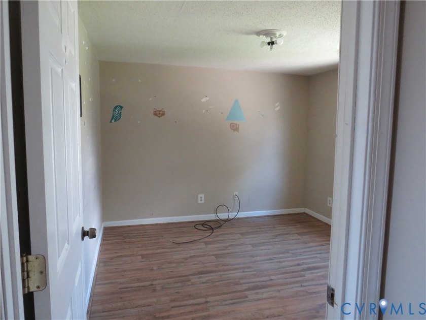 This 2-story, 3-4-bedroom 3 full bath house is a wonderful Handy - photo 17
