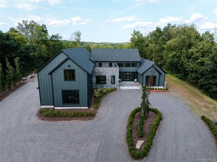 Presenting a freshly constructed modern farmhouse masterpiece - photo 47
