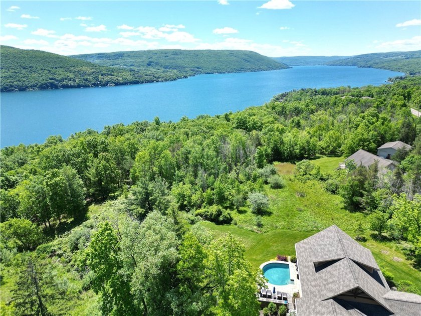 Welcome to this custom-built, quality 2015 residence perfectly - photo 2