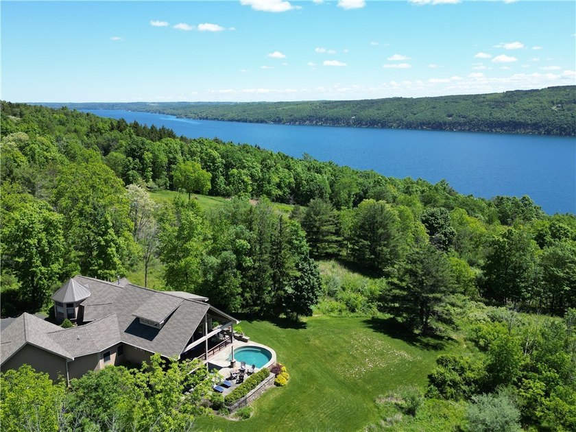 Welcome to this custom-built, quality 2015 residence perfectly - photo 3