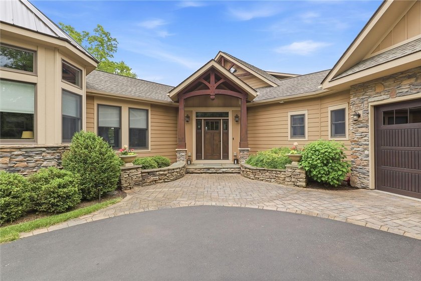 Welcome to this custom-built, quality 2015 residence perfectly - photo 5