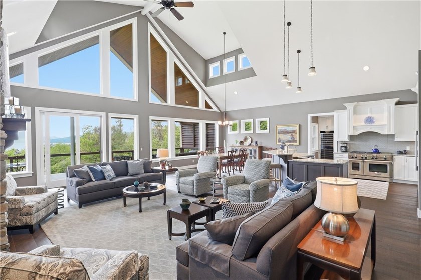 Welcome to this custom-built, quality 2015 residence perfectly - photo 8