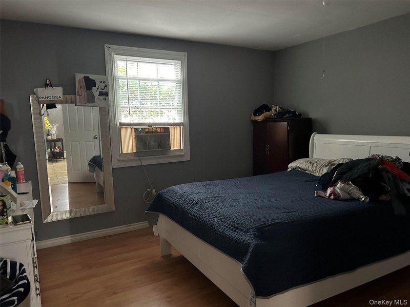 Bright &amp; cheery 5 bedroom, 2 1/2 bath Hi-ranch tucked away in - photo 10
