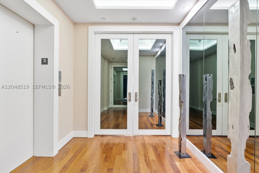 Turnkey, professionally designed 2-bedroom + den, 2.5-bath - photo 12