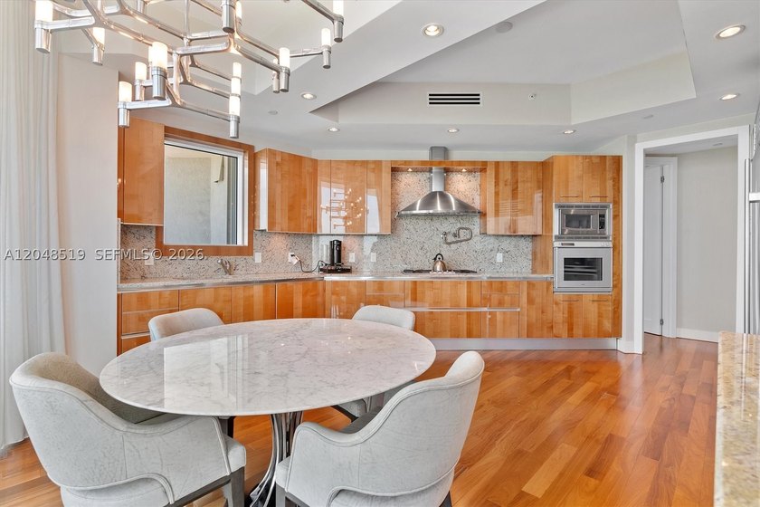 Turnkey, professionally designed 2-bedroom + den, 2.5-bath - photo 15