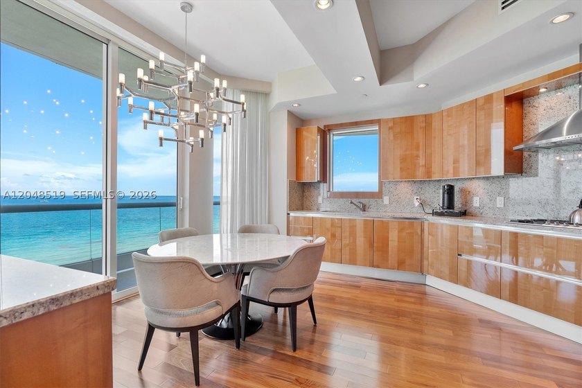 Turnkey, professionally designed 2-bedroom + den, 2.5-bath - photo 16