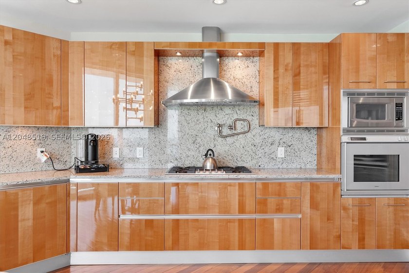 Turnkey, professionally designed 2-bedroom + den, 2.5-bath - photo 18