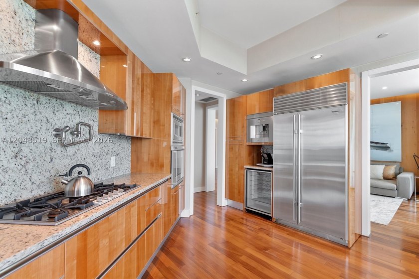 Turnkey, professionally designed 2-bedroom + den, 2.5-bath - photo 20
