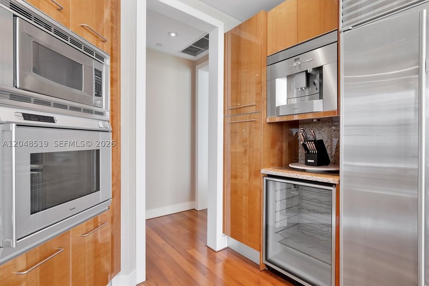 Turnkey, professionally designed 2-bedroom + den, 2.5-bath - photo 21