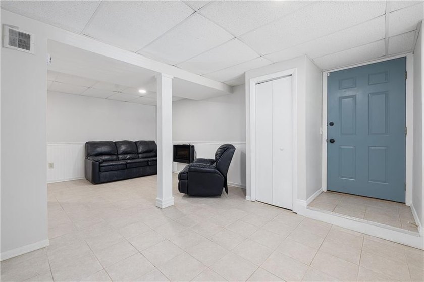 Expandable 2/3 Bedroom Raised Ranch home in Pettaquamscutt Lake - photo 23