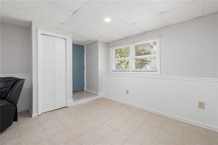 Expandable 2/3 Bedroom Raised Ranch home in Pettaquamscutt Lake - photo 25