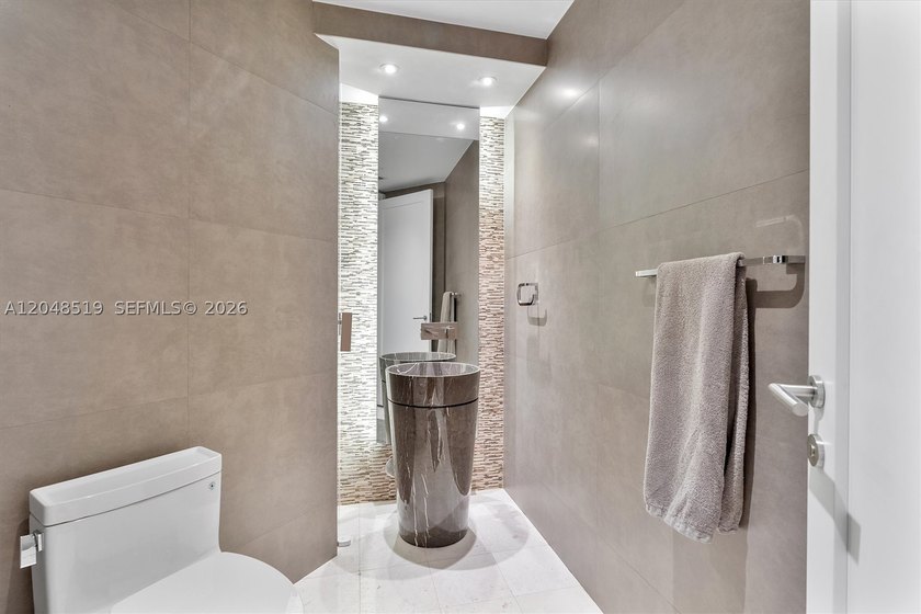 Turnkey, professionally designed 2-bedroom + den, 2.5-bath - photo 26