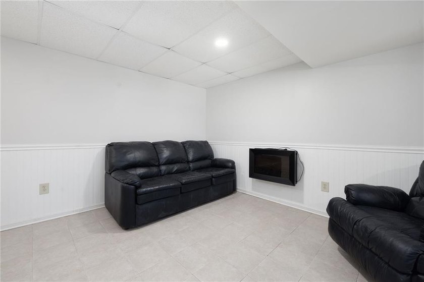 Expandable 2/3 Bedroom Raised Ranch home in Pettaquamscutt Lake - photo 26