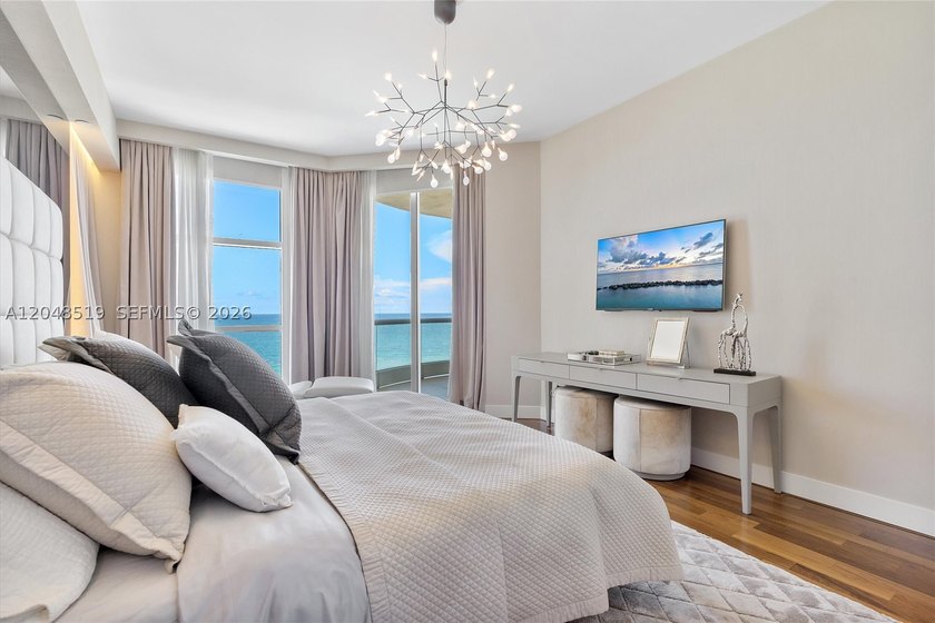 Turnkey, professionally designed 2-bedroom + den, 2.5-bath - photo 28