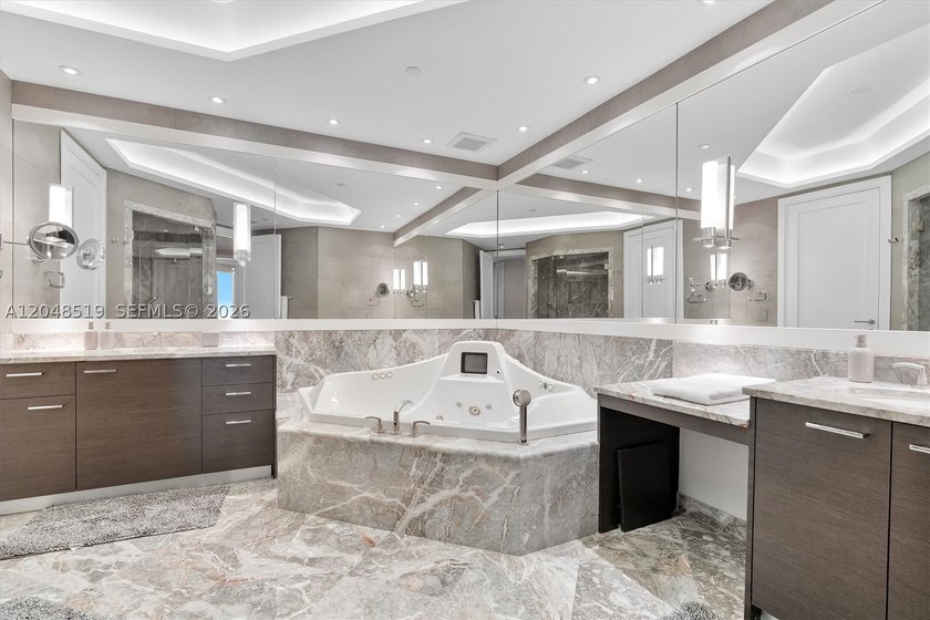 Turnkey, professionally designed 2-bedroom + den, 2.5-bath - photo 31