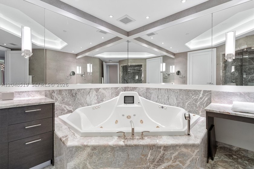 Turnkey, professionally designed 2-bedroom + den, 2.5-bath - photo 32