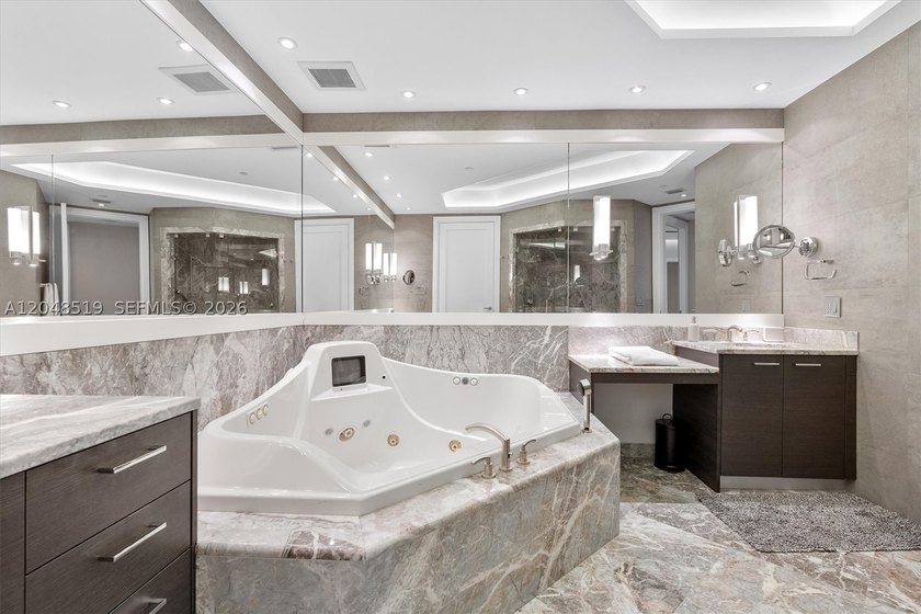 Turnkey, professionally designed 2-bedroom + den, 2.5-bath - photo 33