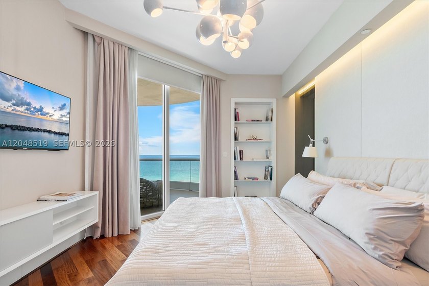 Turnkey, professionally designed 2-bedroom + den, 2.5-bath - photo 47