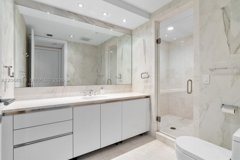 Turnkey, professionally designed 2-bedroom + den, 2.5-bath - photo 48