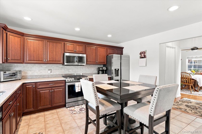 Impeccably maintained and better than new, this updated - photo 11