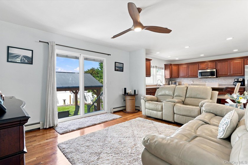 Impeccably maintained and better than new, this updated - photo 13