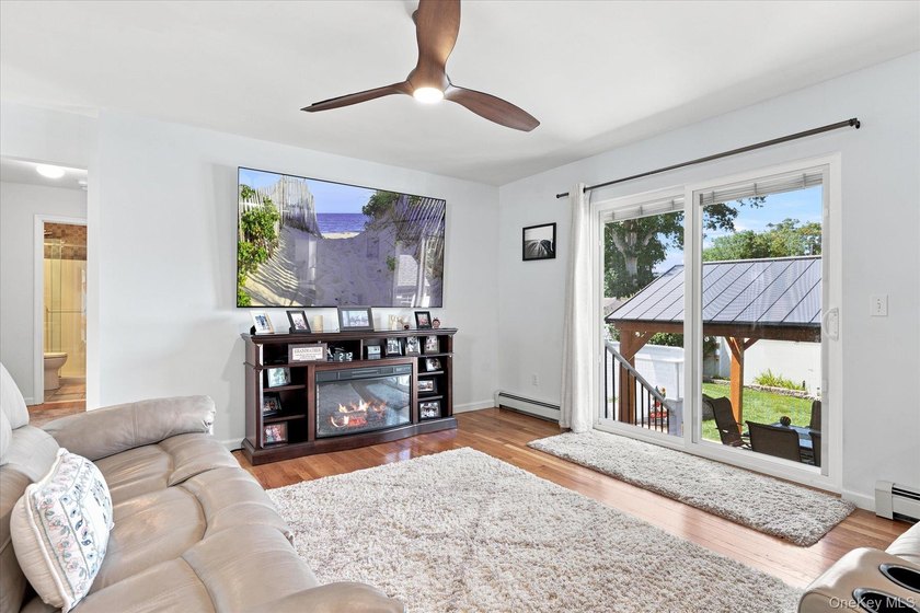 Impeccably maintained and better than new, this updated - photo 15